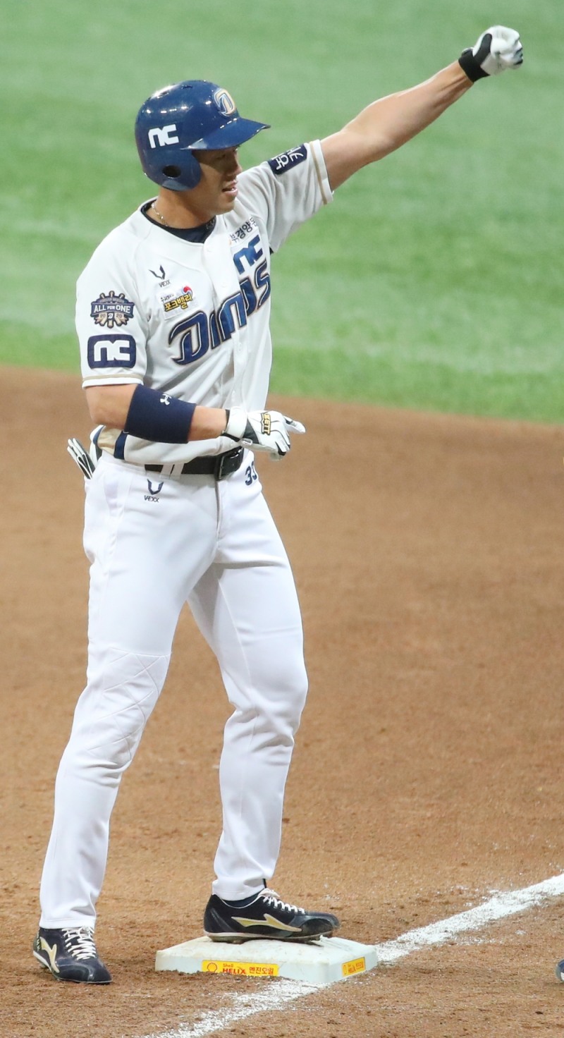 선취점을 올리는 적시타를 날린 이명기가 1루에서 환호하고 있다.