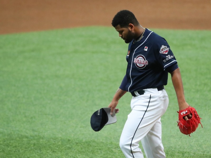 알칸타라가 5회와 6회에 집중타를 맞고 3실점한 뒤 실망한 표정으로 마운드를 내려오고 있다.