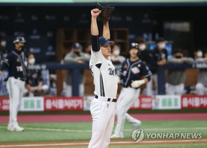 24일 서울 구로구 고척스카이돔에서 열린 2020 프로야구 포스트시즌 한국시리즈(KS) 6차전 두산 베어스와 NC 다이노스의 경기.2회초 2사 만루 NC 루친스키가 두산 정수빈을 플라이아웃으로 처리한 후 환호하고 있다.