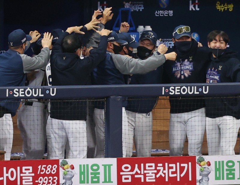 NC 이동욱 감독을 비롯한 코칭스태프들이 덕아웃에서 우승의 기쁨을 나누고 있다.  