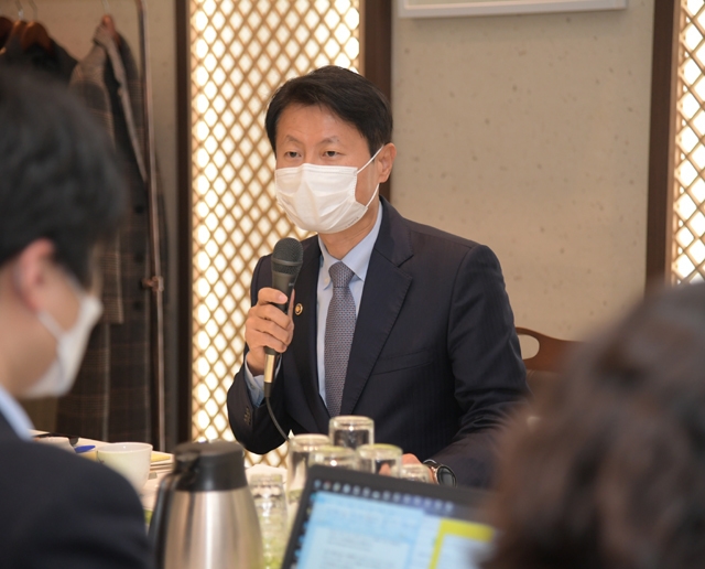 김강립 식약처장이 16일 서울 모처에서 열린 취임 기념 오찬 기자간담회에서 발표하고 있다. (사진=식약처 제공)