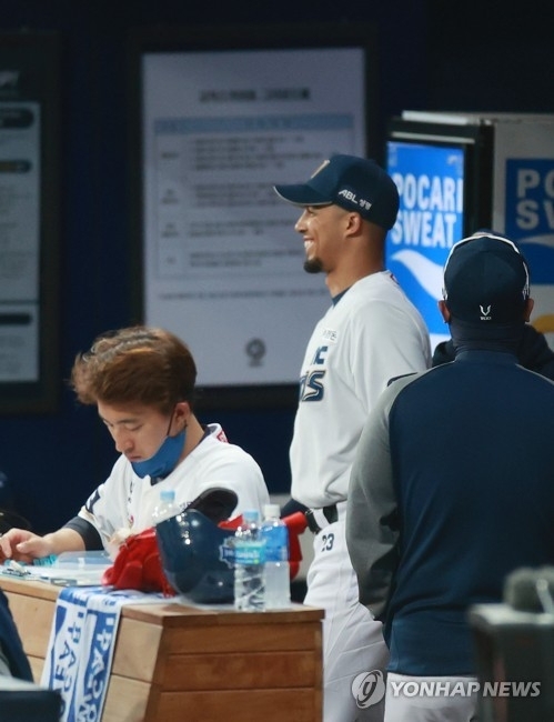 덕아웃에서 마스크를 착용하지 않고 있는 애런 알테어.