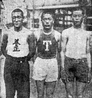 조선육상경기협회 주최 제1회 마라톤대회에 입상한 선수들. 왼쪽부터 우승한 손기정과 2위 변천행, 3위 김성학