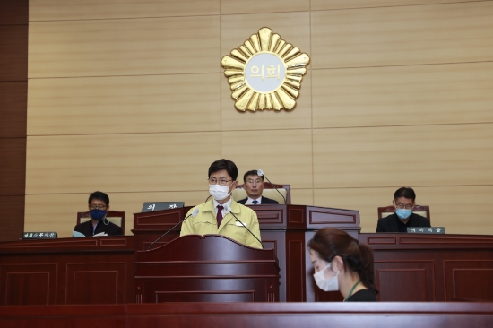 김철우 군수가 제271회 보성군의회 2차 정례회 본예산 제안설명에서 2021년 보성 블루 뉴딜 계획을 발표하고 있다/사진=보성군