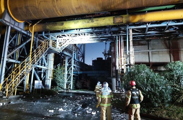 (사진=뉴시스)24일 포스코 광양제철소 내 산소 배관에서 산소가 새어 나오면서 폭발과 함께 불이 났다. 이 사고로 주변에서 작업 중이던 인부 3명이 숨졌다.