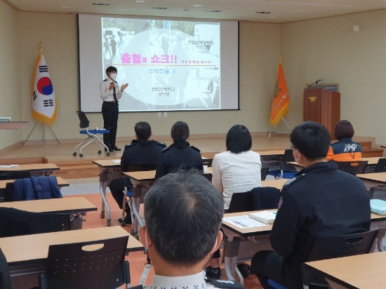 지난24일‘제1회 전남소방학교 인력풀 강의 경진대회’에서 "출혈과 쇼크" 주제로 강의 경연을 하고있는 강지영 소방위/사진=무안소방서