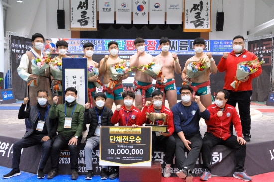 영암군민속씨름단이 지난24일 강원 평창군 송어종합공연체험장에서 열린 민속리그 4차“2020 평창평화장사 씨름대회”에서 한라장사 등극과 단체전 우승을 한뒤 기념촬영하고 있다/사진=영암군