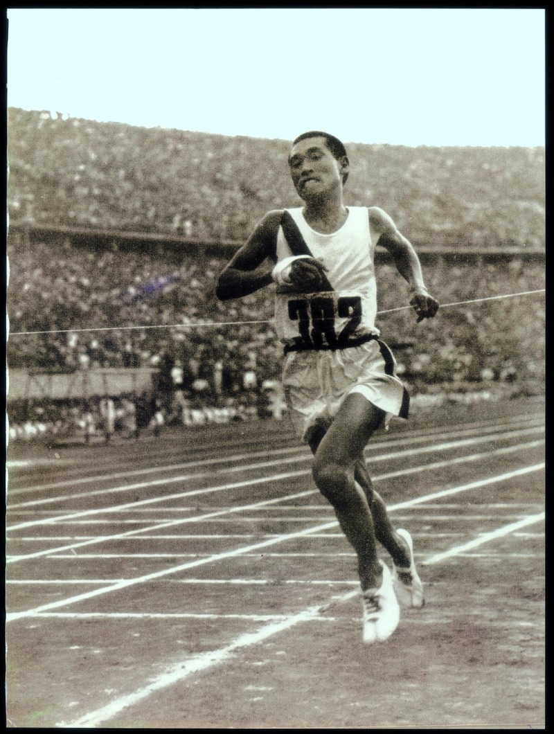 1936년 베를린올림픽 마라톤에서 손기정선수가 1위로 골인하는 모습.