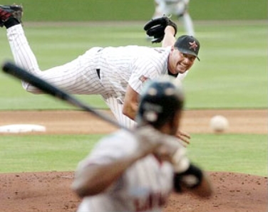 로저 클레멘스는 스플릿 핑거 패스트볼을 앞세워 사이영상을 7차례나 받은 메이저리그를 대표하는 투수이다. 사진은 휴스턴 애스트로스 시절 투구하는 모습.