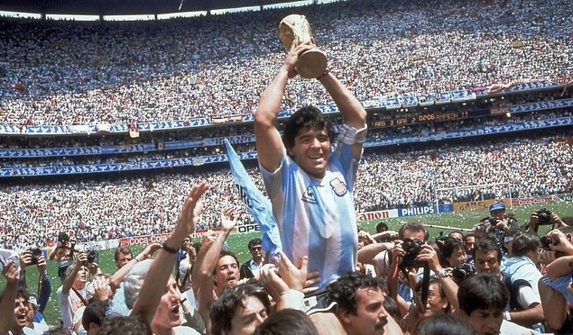 아르헨티나의 세계적 축구선수 디에고 마라도나가 지난 1986년 6월 29일 멕시코 월드컵 결승전에서 아르헨티나의 승리 후 우승컵을 들고 환호하고 있다.