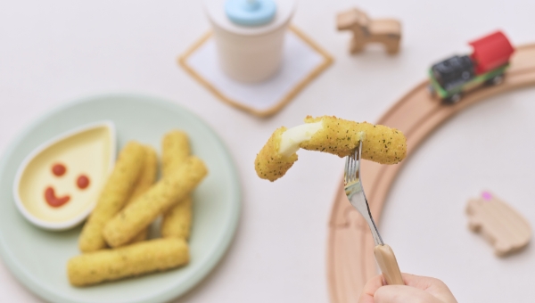 모짜렐라, 체다, 크림치즈가 어우러져 달콤 짭조름한 올가홀푸드 '체다크림 단짠치즈스틱'