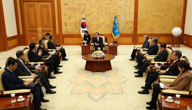 문재인 대통령이 2019년 12월 5일 청와대에서 왕이 중국 외교부장을 접견하고 있다.