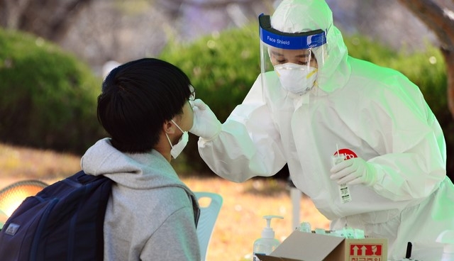 25일 신종 코로나바이러스 감염증(코로나19) 확진자가 발생한 충북 청주의 A고등학교에 마련된 선별진료소에서 학생과 교직원의 선별검사를 진행하고 있다.
