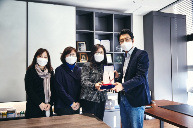 (좌로부터)한국임상영양학회 총무이사 경희대학교 임현정 교수, 차기 회장 서울대학교 한성림 교수, 한국임상영양학회 김은미 회장, 대상라이프사이언스㈜ 최창우 대표 /사진 제공 = 대상라이프사이언스