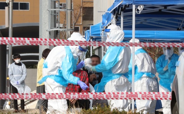 제주 국제학교 학생이 수도권을 방문했다가 코로나19 확진을 받음에 따라 지난 20일 해당 학교에 선별 진료소가 설치된 가운데 학생과 교직원을 대상으로 검체 조사를 하고 있는 모습.