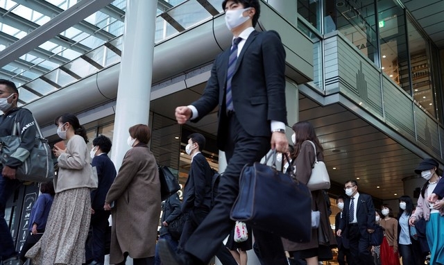 20일 일본 도쿄의 한 지하철역 통로가 코로나19 확산 방지를 위해 마스크를 쓰고 출근하는 사람들로 붐비고 있다. 