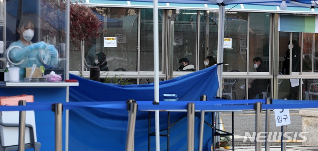 수도권 '사회적 거리두기' 2단계 격상 이틀째, 신종 코로나바이러스 감염증(코로나19) 신규 확진자가 382명으로 전날(349명)보다 33명 늘어난 가운데 25일 오전 서울 동대문구 보건소에 마련된 선별진료소를 찾은 시민들이 검사를 기다리고 있다.