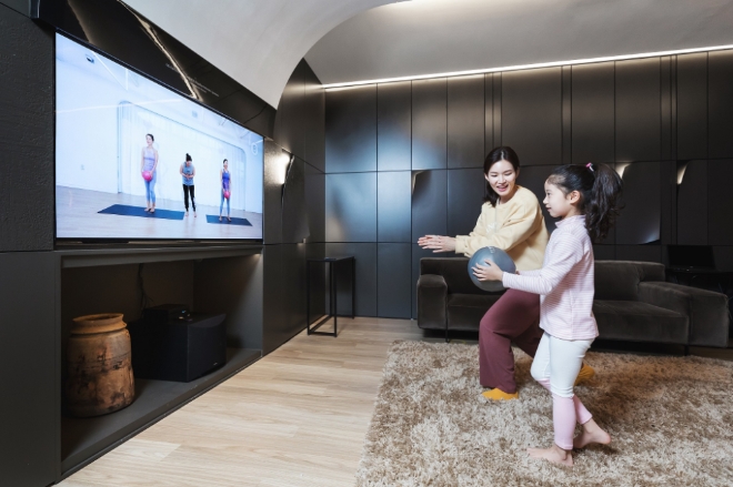 LG디스플레이가 스타트업과 손잡고 스마트 홈을 실현시켜 줄 OLED 기술 기반의 새로운 콘텐츠 개발에 적극 나선다. ‘2020 오픈 이노베이션 포럼 공모전’에서 선정된 스타트업이 개발한 가족맞춤형 운동 처방 서비스를 마곡 LG사이언스파크에 마련된 쇼룸에서 시연하고 있는 모습.