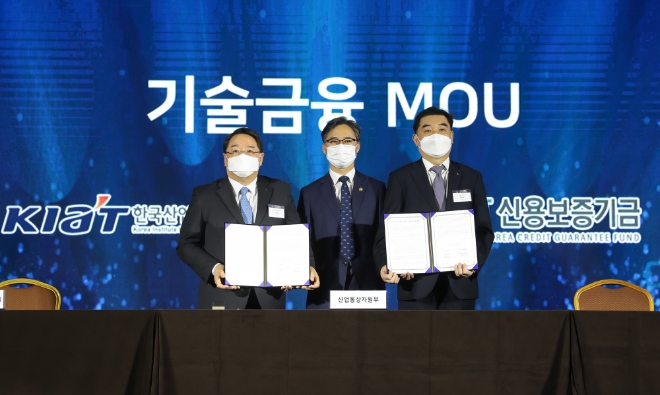채원규 신용보증기금 전무이사(오른쪽)가 박진규산업통상자원부 차관(가운데), 석영철 한국산업기술진흥원 원장(왼쪽)과 함께 25일 서울 코엑스에서 개최된 '2020 기술사업화 대전'에서 '우수기술 보유기업의 기술보증 지원을 위한 업무협약식'을 갖고 기념촬영을 하고 있다 / 사진 제공= 신용보증기금