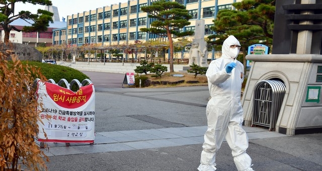 26일 오전 광주 서구 한 중학교에서 방역당국이 학생과 교직원을 대상으로 신종 코로나바이러스 감염증(코로나19) 전수검사를 실시하기 앞서 통제하고 있다.