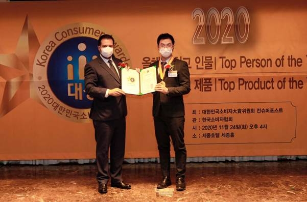 레븐 장(Revon Zhang) 티피링크코리아 지사장(오른쪽)이 2020 대한민국 소비자대상 ‘올해의 최고기업’ 상을 수상하고 기념촬영을 하고 있다