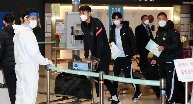 오스트리아 원정 A매치 평가전을 마치고 코로나19 음성 판정을 받은 대한민국 축구대표팀이 지난 19일 오후 인천국제공항 제1여객터미널을 통해 귀국하고 있다.