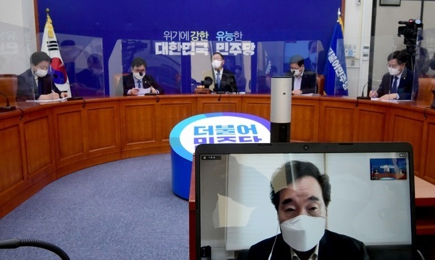 23일 서울 여의도 국회에서 열린 더불어민주당 최고위원회의에서 이낙연 대표가 화상으로 모두발언을 하고 있다. 이날 민주당 최고위원회의는 이 대표의 자가격리로 화상으로 개최됐다. (공동취재사진)