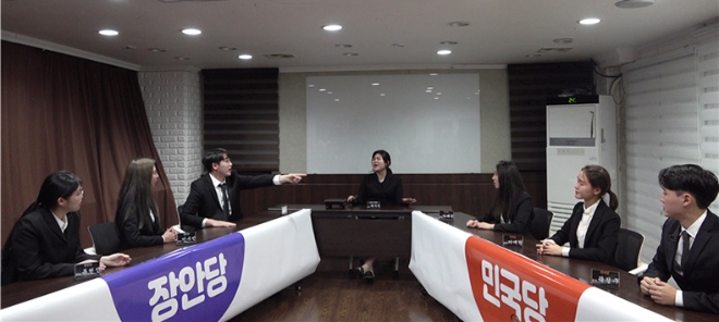 건국대학교 정치외교학과 학생들이 공공의료를 주제로 열띈 토론을 벌였다. / 사진제공=건국대학교