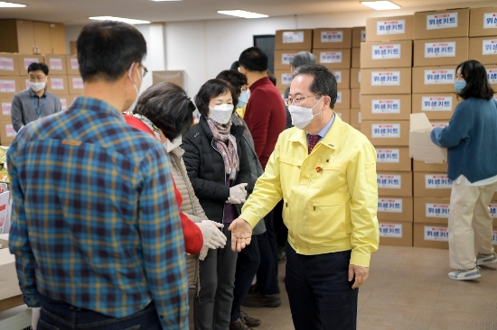 허석 시장이 위생키트 제작하는데 작업장을 찾아 봉사자들에게 격려를 하고 있다/사진=순천시