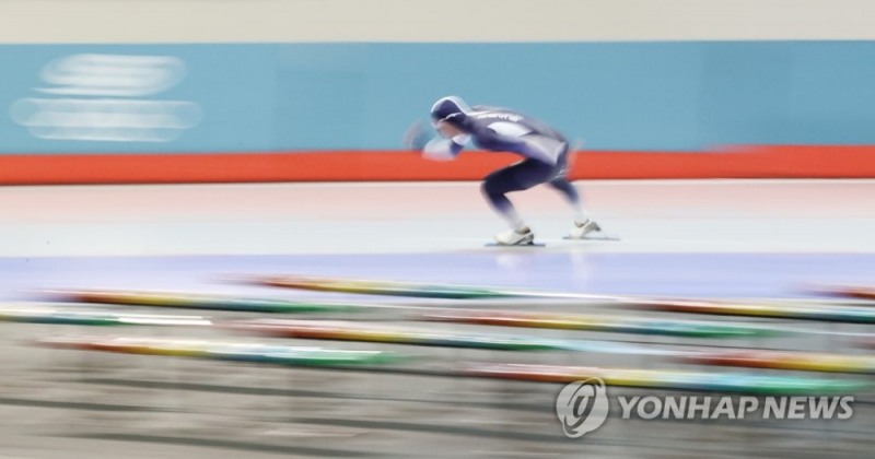 26일 오후 서울 노원구 태릉국제스케이트장에서 열린 제51회 회장배 전국남녀 스피드스케이팅 대회 남자 일반부 1,000m에 출전한 김준호가 질주하고 있다.