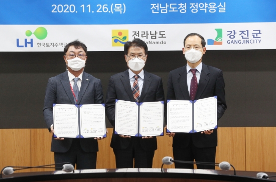 26일 전남도 및 LH와 ‘전라남도 농촌사업(강진 시골4Re) 실행을 위한 업무협약’을 체결했다. 협약서 들고 있는 3인 왼쪽부터 오영오 LH 광주전남지역본부장. 이승옥 강진군수. 송상락 전남도 행정부지사/사진=강진군
