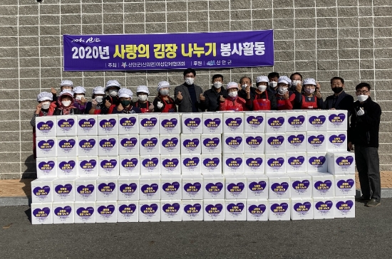 신안군 신의면 여성단체협의회 30여명의 회원은 23일부터 25일까지 3일간 신의면 복지회관에서 1300포기의 김장김치를 담아 14개소 경로당과 독거노인 및 저소득 가정 220세대에 전달했다/사진=신안군