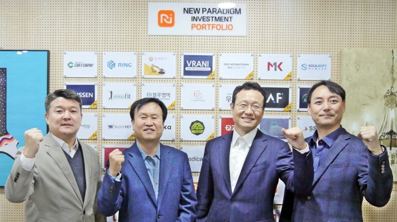 왼쪽부터 뉴패러다임인베스트먼트 배상승 공동대표, 피노맥스 송세영 CFO, 피노맥스 김한석 대표, 뉴패러다임인베스트먼트 박제현 공동대표 (사진제공=뉴패러다임인베스트먼트)