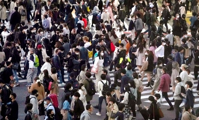 지난 21일 일본 도쿄 시부야 거리의 횡단보도에 사람들이 붐비고 있다.