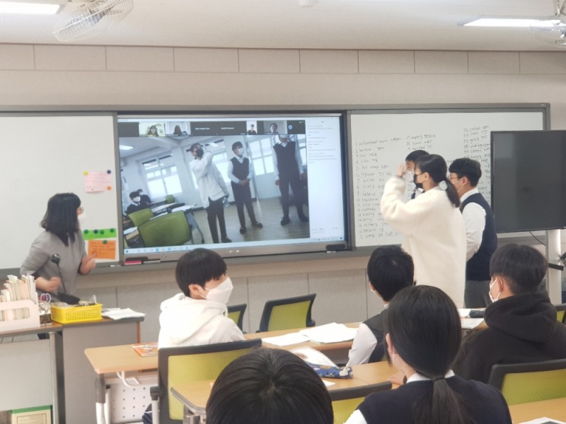 사진 = 말레이시아 학교와 원격 화상 영어수업 사진