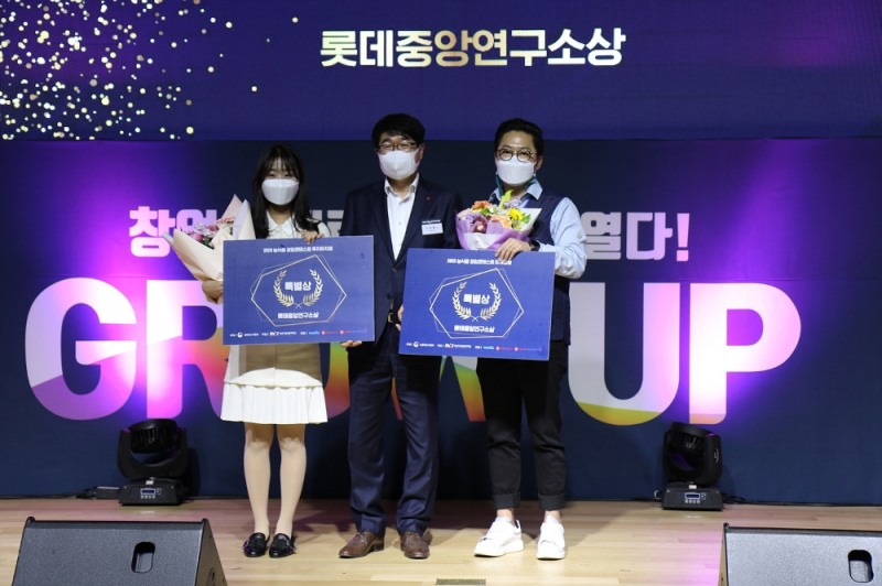 지난 26일 롯데중앙연구소에서 열린 제6회 농·식품 창업 콘테스트 시상식에서 특별상 수상자와 롯데중앙연구소 이경훤 소장이 기념 촬영을 실시하고 있다.