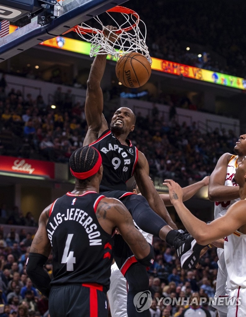 토론토 시절 덩크슛을 하고 있는 서지 이바카.