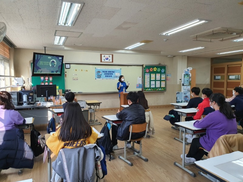 (사진=삼성전자) '푸른코끼리' 전문강사가 서울탑동초등학교 6학년 학생들을 대상으로 사이버 폭력 예방 교육을 실시하고 있다.