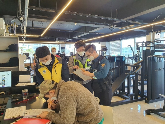 여수시는 지난 17일부터 관내 민간 실내체육시설 300개소의 코로나19 방역수칙 준수 여부에 대해 여수경찰서와 함께 합동점검을 실시하고 있다./사진=여수시