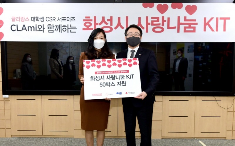 (왼쪽)베베쿡 홍보팀 박수진 부장, (오른쪽)경기 화성시 임종철 부시장 (사진=베베쿡 제공)