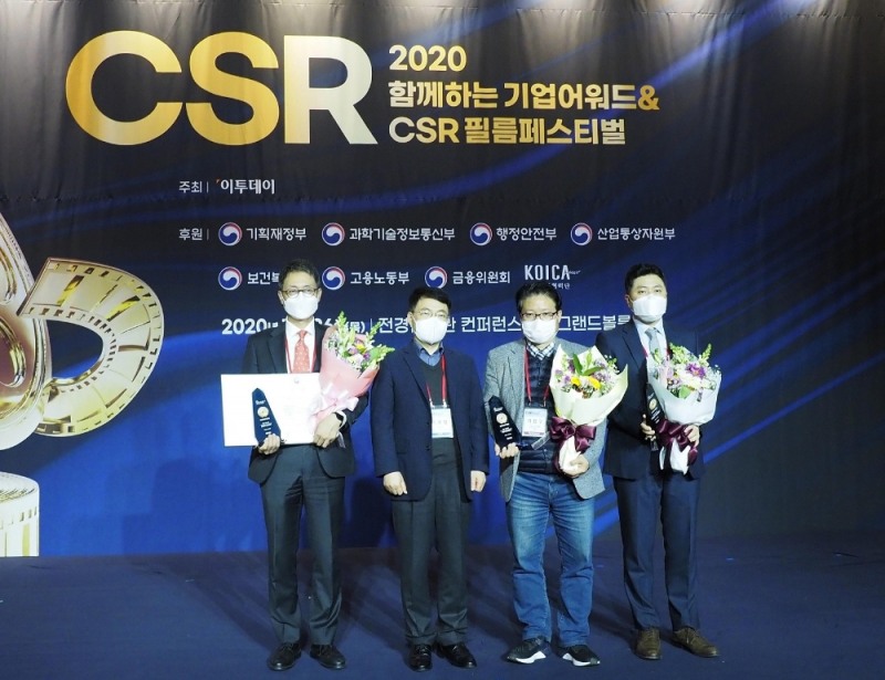 올림푸스한국 윤영조 경영총괄부문장(왼쪽 첫번째)이 이호영 연세대 CSR 연구센터장, 서울산업진흥원 기정구 팀장, 대한암협회 윤형곤 사무총장과 함께 기념촬영을 하고 있다.