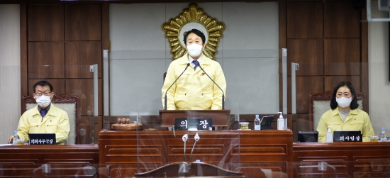 순천시의회는 27일 제247회 제2차 정례회 제2차 본회의를 열고, 2020년 제3회 추가경정예산안 등 6건의 안건을 의결했다/사진=순천시의회