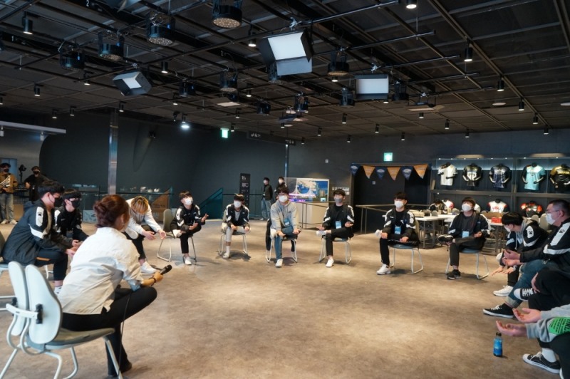 간단한 스트레칭 방법을 전수해주고 있는 이수현 강사.