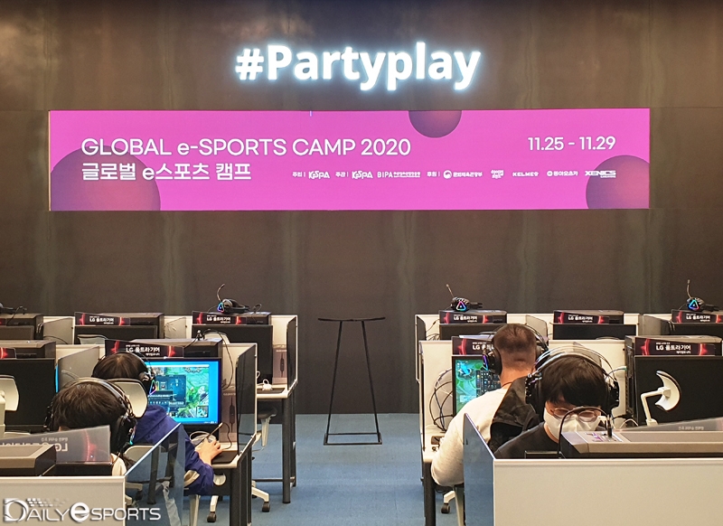 글로벌 e스포츠 캠프의 실무 훈련이 진핸되고 있는 부산 e스포츠 경기장.