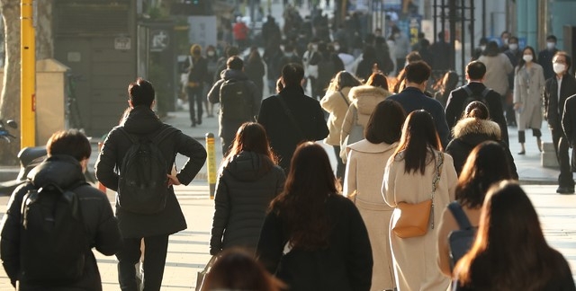 전국 대부분 지역의 체감온도가 영하권으로 떨어진 지난 23일 오전 서울 강남구 강남역 인근에서 시민들이 출근하고 있다.