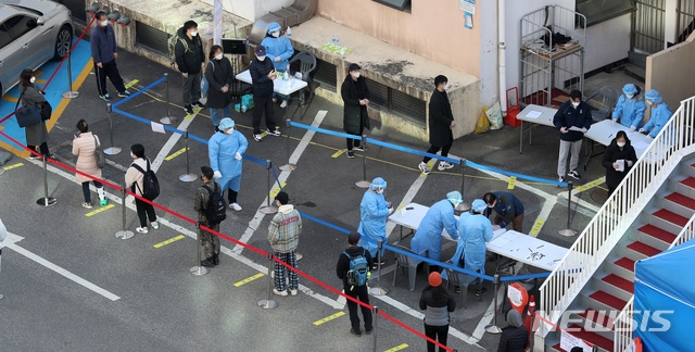 583명의 신종 코로나바이러스 감염증(코로나19) 확진자가 발생한 26일 오후 서울 동작구청 주차장에 마련된 코로나19 선별진료소에서 시민들이 검사를 위해 대기하고 있다.