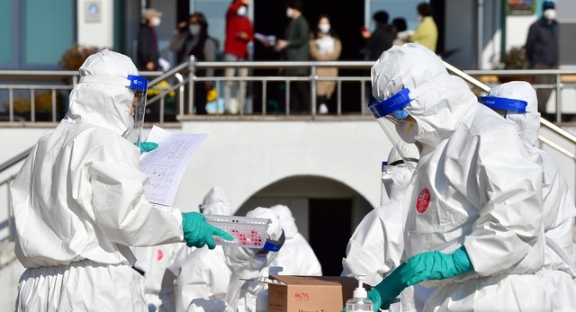 21일 오전 전남 나주시 한 고등학교 운동장에서 방역당국이 학생과 교직원을 대상으로 신종 코로나바이러스 감염증(코로나19) 전수검사를 하고 있다.