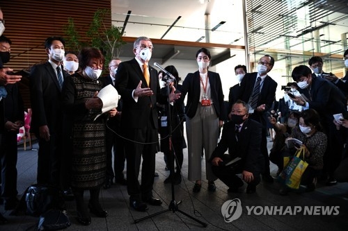지난 16일 일본을 방문한 토마스 바흐 IOC 위원장이 일본 취재진들에게 내년 도쿄올림픽은 정상적으로 치러진다고 발표하고 있다.[연합뉴스 자료사진]