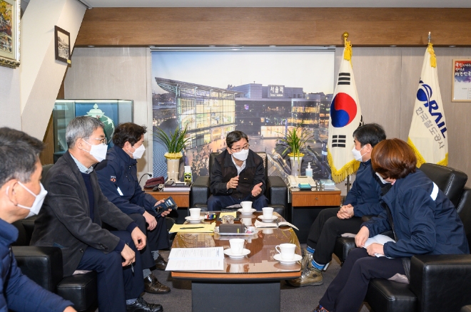 손병석 한국철도 사장(가운데)이 28일 오전 서울역을 찾아 철도노조 태업으로 인한 열차운행과 고객지원 상황을 점검하고 안전 운행과 고객 안내에 최선을 다해줄 것을 당부했다.