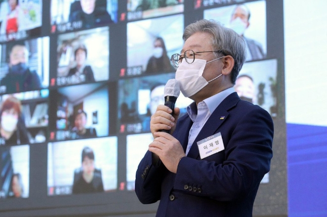 사진은 지난 18일 경기도 주민참여예산 온라인 토크콘서트에 참여한 이재명 지사 모습